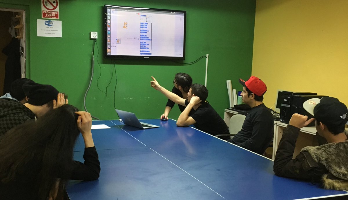 colectic_coop's tweet photo. Primera sessió del #RavalFAB avui introducció a @scratch a càrreg de la @nilska https://t.co/s0Kzx9Uiqz https://t.co/caJYj5p7YR
