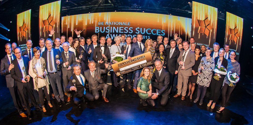 hellosmile_nl's tweet photo. @KNMTnieuws Dank! Onder 324 brancewinnaars zijn nu 20 prijzen uitgereikt en wij 'Beste Kleinbedrijf van NL' geworden https://t.co/stEj3vBELt