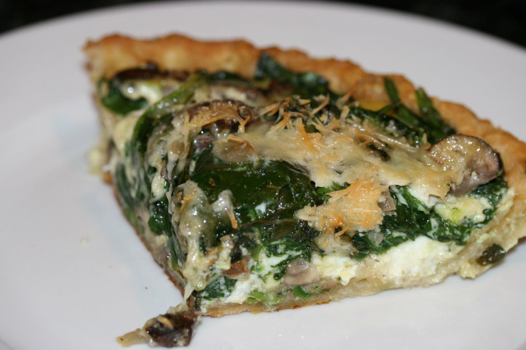Spinach and Mushroom Goat Cheese Quiche is a savory veggie flavor bomb. Great for anytime… whiskeynwry.com/2016/02/09/spi…