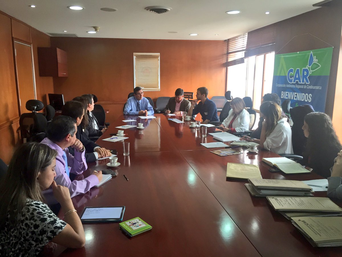 CAR_Cundi's tweet photo. #AEstaHora reunidos con los representantes de #FirmePorLosCerros trabajando por nuestros cerros orientales https://t.co/poPp9SOhvc