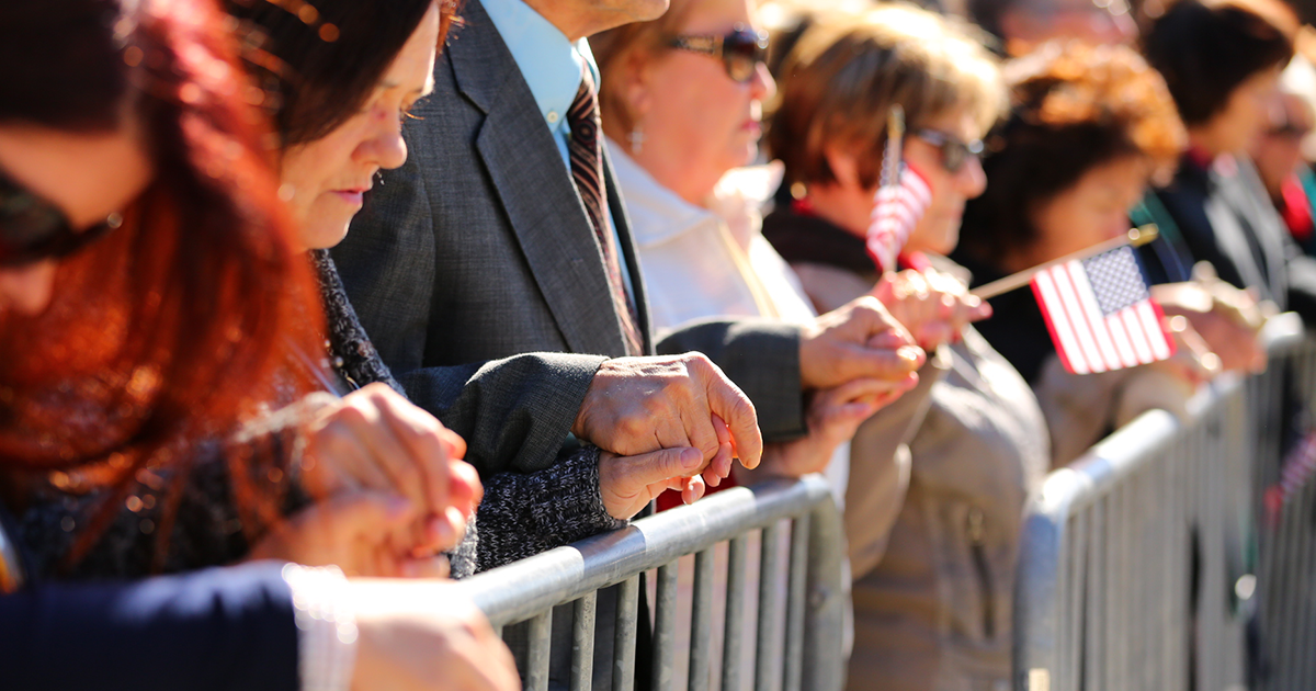 Franklin_Graham's tweet photo. The Bible says, “The LORD was moved by prayer for the land.” (2 Samuel 24:25) #DecisionAmerica Tour #PrayforAmerica https://t.co/zUr3eCMtGA
