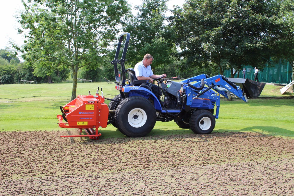 #TractorTuesday TH4335 HST: maximum comfort and ease of use. Power steering. Independent PTO and throttle control.