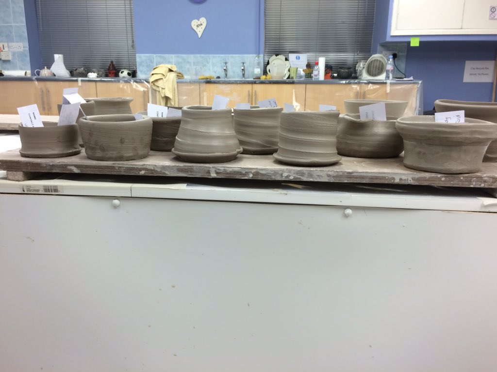 BxsRLW's tweet image. @potclays #kevinmillward #basicpotthrowing #educlaytion look at our fabulous pots!! @lassinpink