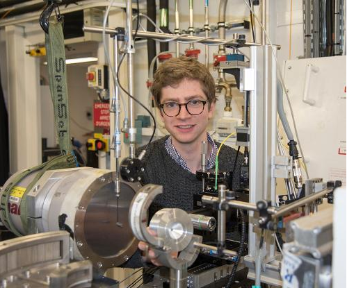 esrfsynchrotron's tweet photo. Andrew Cairns wins young scientist award 2016 #ESRFUSERS @getziggy @MEx_ESRF https://t.co/cTTTjBJNdd https://t.co/1mDGUzYl9u