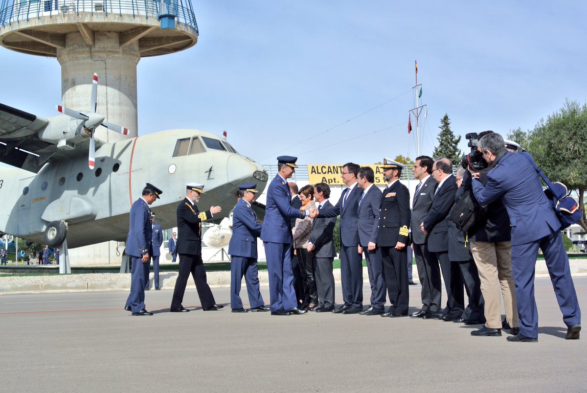 Ballesta_Murcia's tweet photo. Espectacular exhibición aérea en la Base de #Alcantarilla, con la presencia de S.M. el rey Felipe VI. https://t.co/3ueFiXEBwK