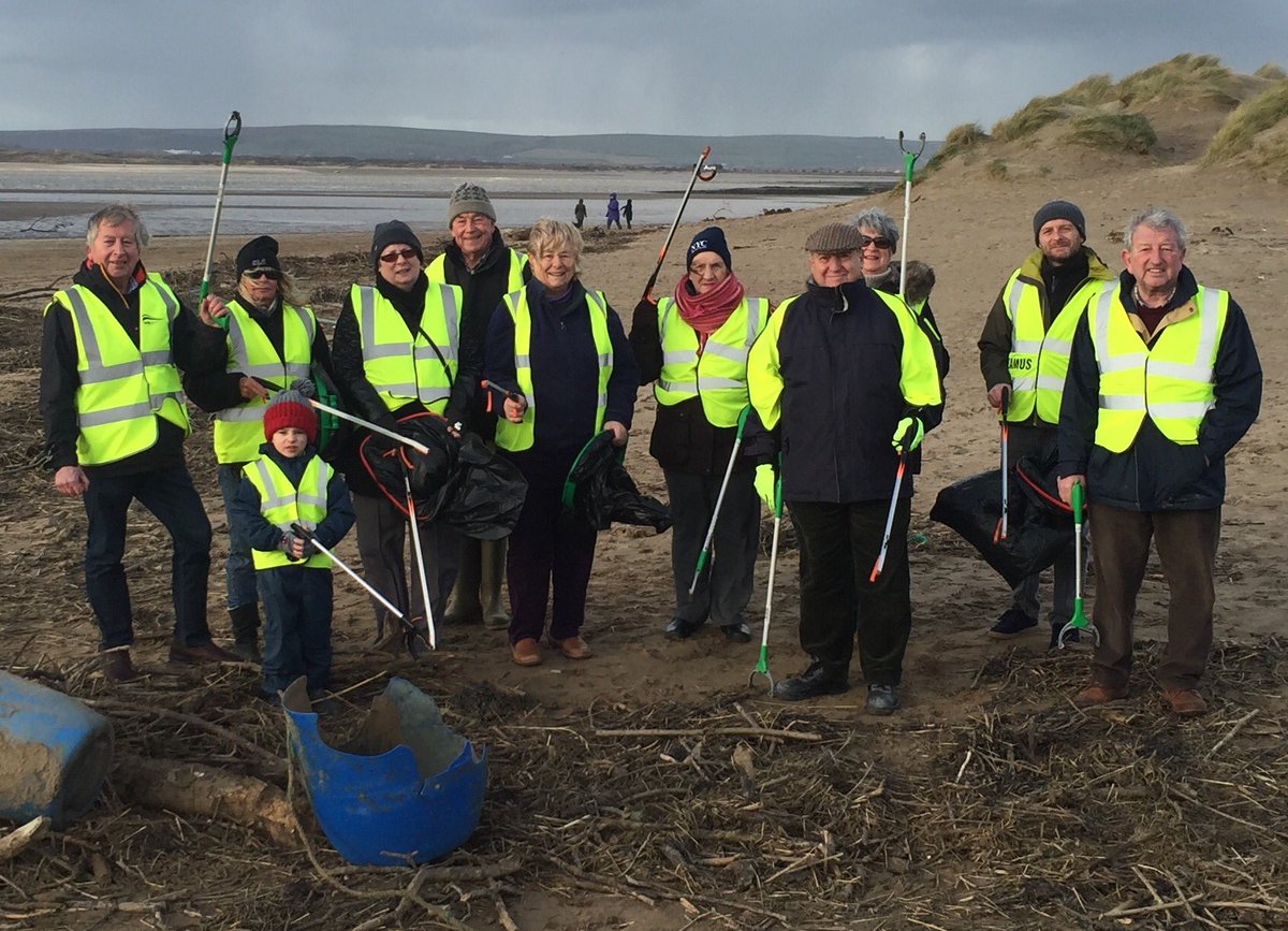 Instow residents gather to help launch North Devon's Clean for Queen campaign <a href="/cleanforqueen/">Clean for The Queen</a> <a href="/cleanmarineND/">Clean Marine</a>