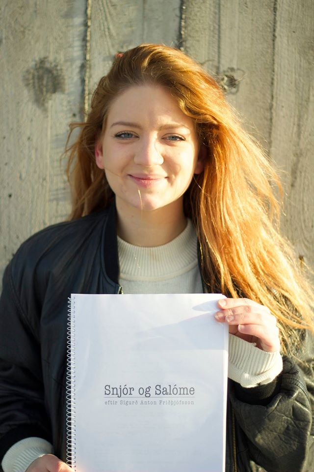 Stofa224's tweet image. Nýja myndin í fullu preppi og það styttist í tökur! Hér er @telmajoa með handritið! #SnjórogSalóme #2of8