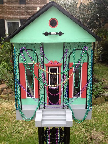 MCPLLeesSummit's tweet photo. This little library is all decked out for #MardiGras! How are you celebrating? #MCPLMO #FatTuesday https://t.co/tpyMVtOAXs