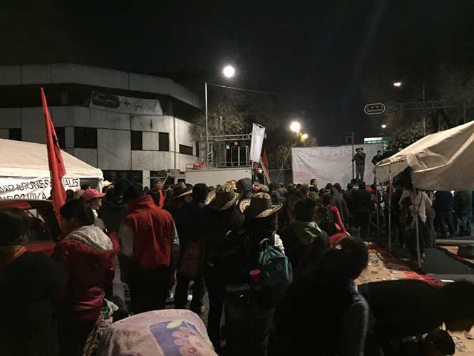 Caos vial, evite la zona.  bit.ly/20It6WD  Por plantón de manifestantes Bucareli permanece cerrada.