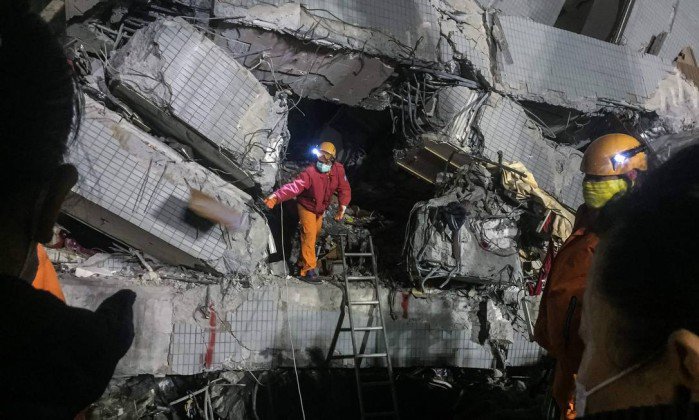 JornalOGlobo's tweet photo. Taiwan prende construtor de prédio que desabou após terremoto. https://t.co/i5DnpYhN6Z https://t.co/tSKR9uCCru
