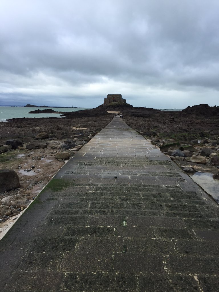 MaisonLocker's tweet image. Cap sur Saint-Malo. Ici la côte d'émeraude porte bien son nom. Les couleurs superbes à marée basse