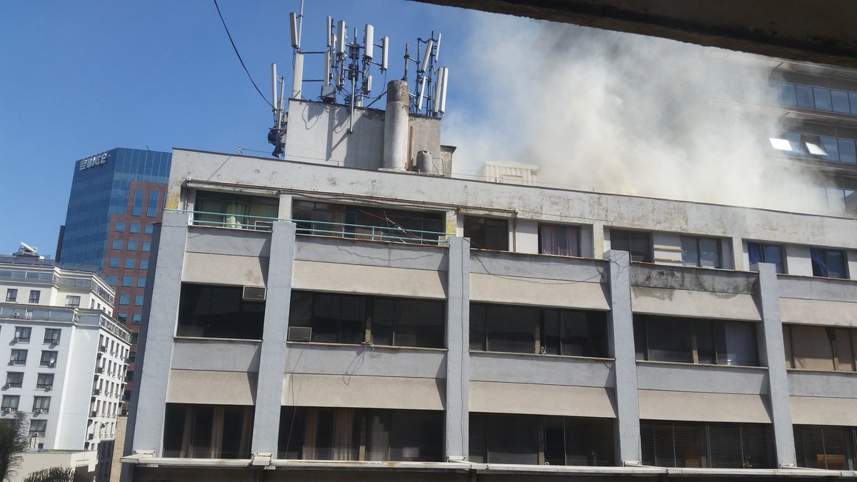 Bomba_Decima's tweet image. Principio de incendio en Compañía, entre #Teatinos y #Amunátegui, Bomberos en el lugar.  Vía @HenrySteve