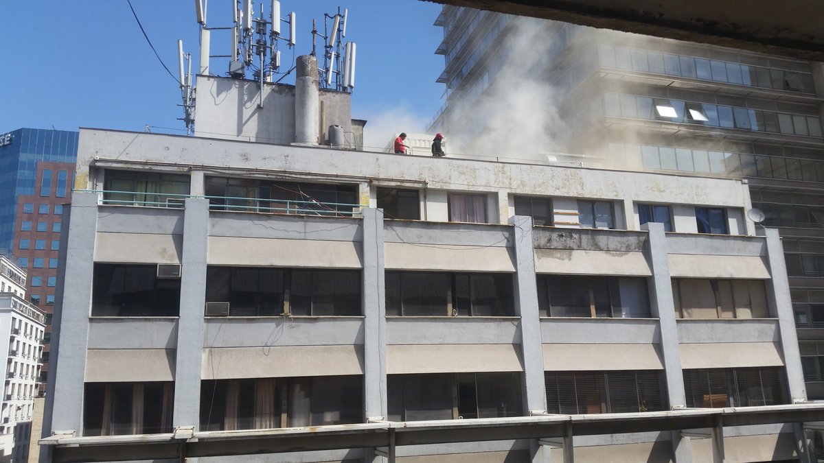 Bomba_Decima's tweet image. Principio de incendio en Compañía, entre #Teatinos y #Amunátegui, Bomberos en el lugar.  Vía @HenrySteve