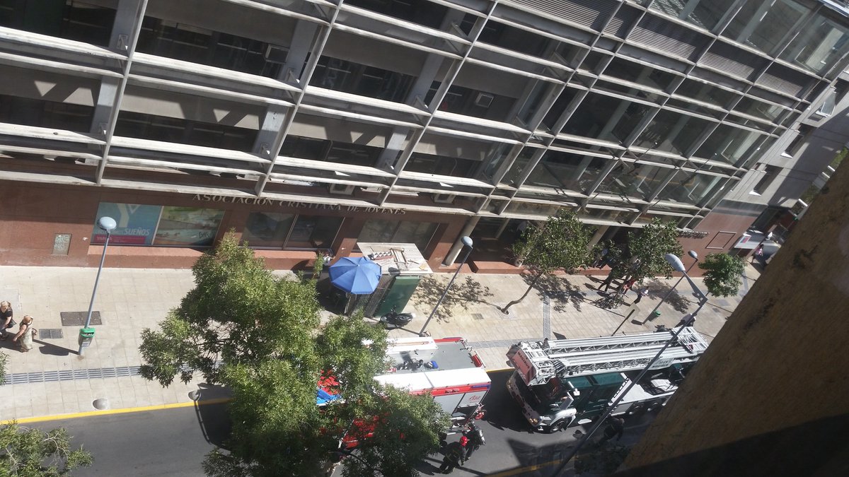 Bomba_Decima's tweet image. Principio de incendio en Compañía, entre #Teatinos y #Amunátegui, Bomberos en el lugar.  Vía @HenrySteve