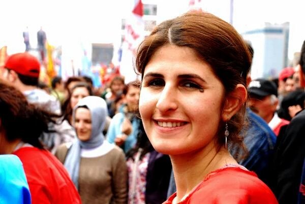 Devrimin Işık’ı bizleri ‘mutluluğu fethetmek için gecenn evnde yangn çıkarmaya’ çağırıyor. #YaseminÇiftçi Ölümsüzdür