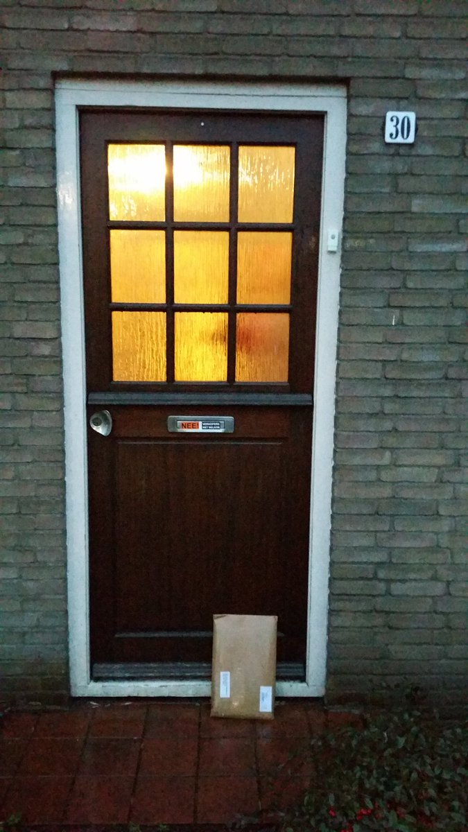 JeroHil's tweet photo. @PostNL Zojuist aangetroffen. Kwetsbare inhoud ook verpest. Fijn zo. En nu? https://t.co/0saFZ4SR9w