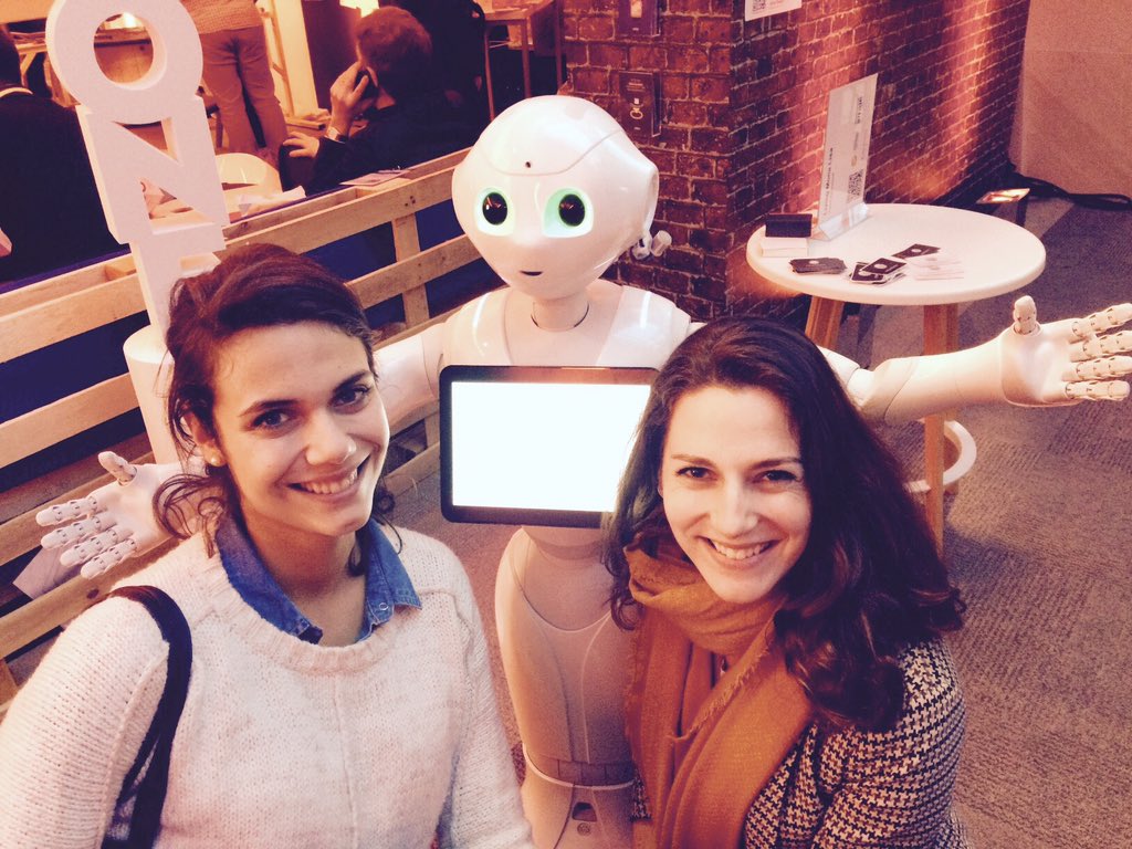 henjoy_pro's tweet photo. Que de belles rencontres au #labpostal2016 ;) ! #startup #robot #pitch https://t.co/eWy98voquf