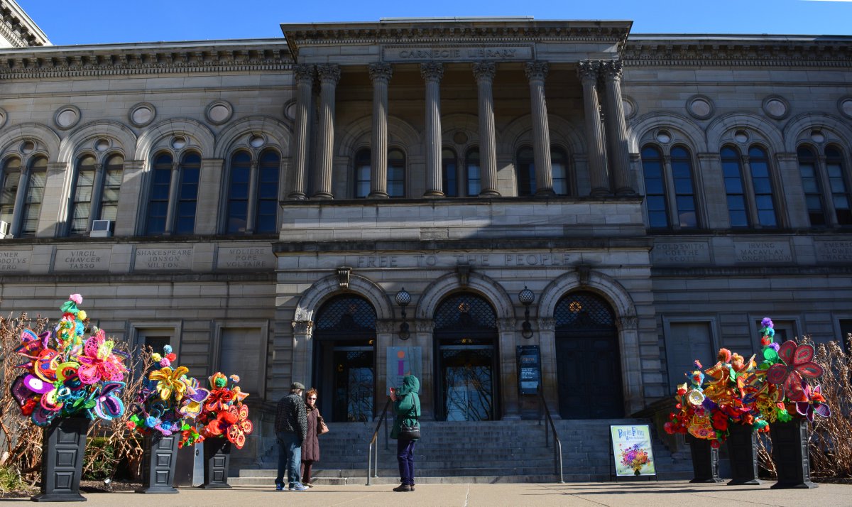FiberArtIntl's tweet photo. FI2016 kicks off with the Fiberarts Guild's @popdesfleurs install outside @carnegielibrary in Oakland! https://t.co/CS6q36ZsLs