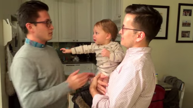 BuzzFeed's tweet photo. This baby was adorably confused by his dad’s twin https://t.co/qcp4I7AoRW https://t.co/qMvIfd2HAY