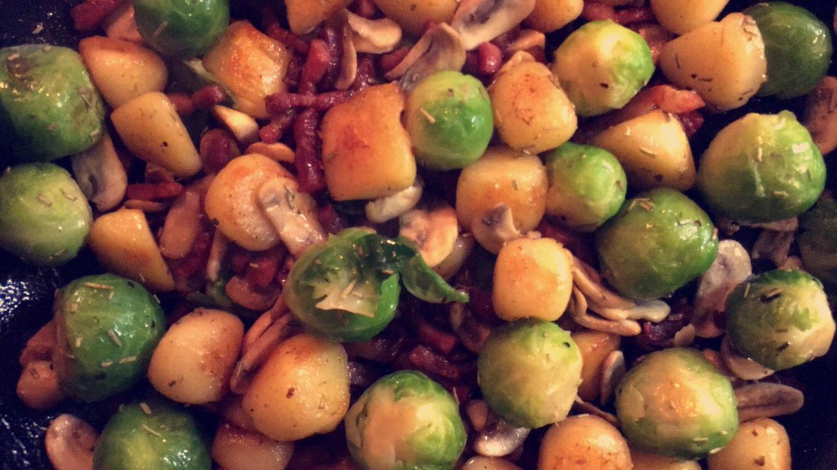 dieugab's tweet photo. First time cooking for my dad went well 😳 #kitchentuesday https://t.co/utpe7PrPb5