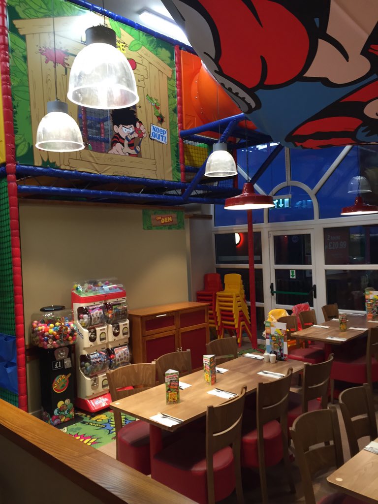 FayrePlayat's tweet photo. @chrislewis6 @c4thae @BfNorthEngland @ welcome team yeadon way BF to play site looks brill ring that till to bits 🎈🎈 https://t.co/vlNLH34lOB