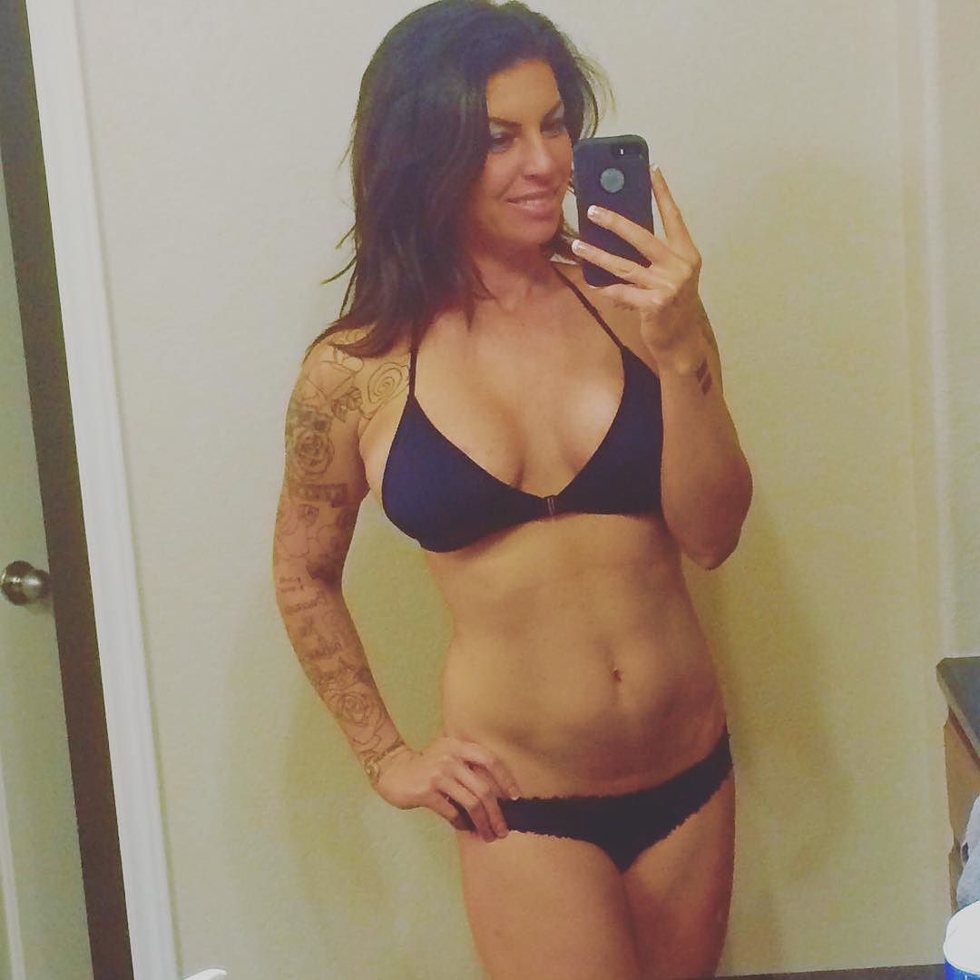 DaniTupperFit's tweet photo. Happy Tuesday. ✌🏻️#danitupperfitness #personaltrainer #fitness #bikinifitness #danitupperfit https://t.co/ney4voLQMH