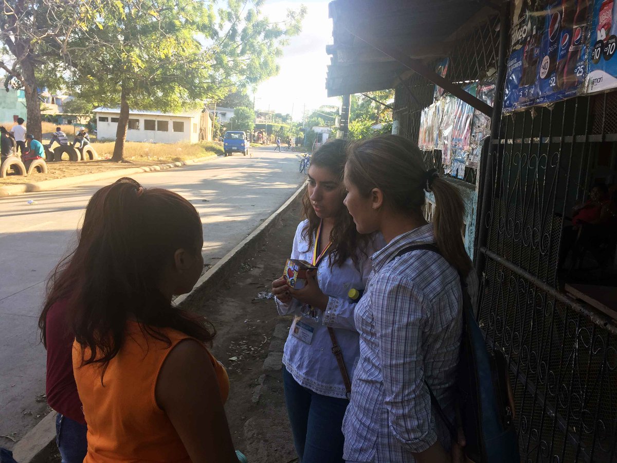 WOTC2016's tweet photo. Gianna and Nelson sharing the Gospel in Nicaragua. Practical hands on experience. #missionarytraining #evangecube https://t.co/E7VJUITYTb