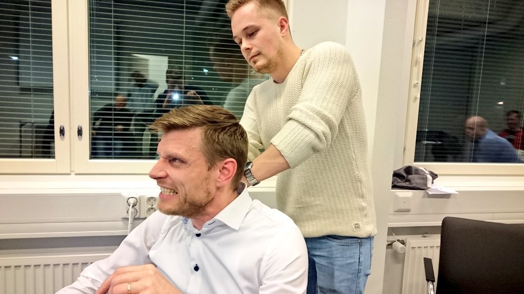 KimLehtola's tweet photo. @tuomasjoensuu niskat jumissa "aamujumpan" jälkeen, @MarkusYlinen auttaa. #Tietenkin #Rainmaker @Leijonaliiga https://t.co/ZYmSaVffv7