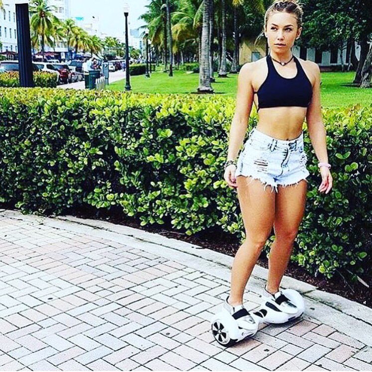 ScooterStoreUSA's tweet photo. Looking fly on her #hoverboard 🙌🏼  #ScooterStoreUSA #selfbalancingscooter #hoverboards #hoverboardgirl #babe https://t.co/rwDkcnYSAl