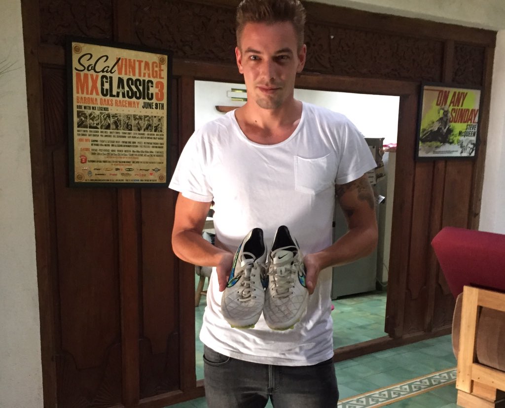BCSxPSS_1976's tweet photo. #UGD sepatu bola milik @K_Adelmund nike tiempo. Titipan dari Adelmund untuk membantu kawan2 BCS yg akan away Bali. https://t.co/wEi7YX2DlX