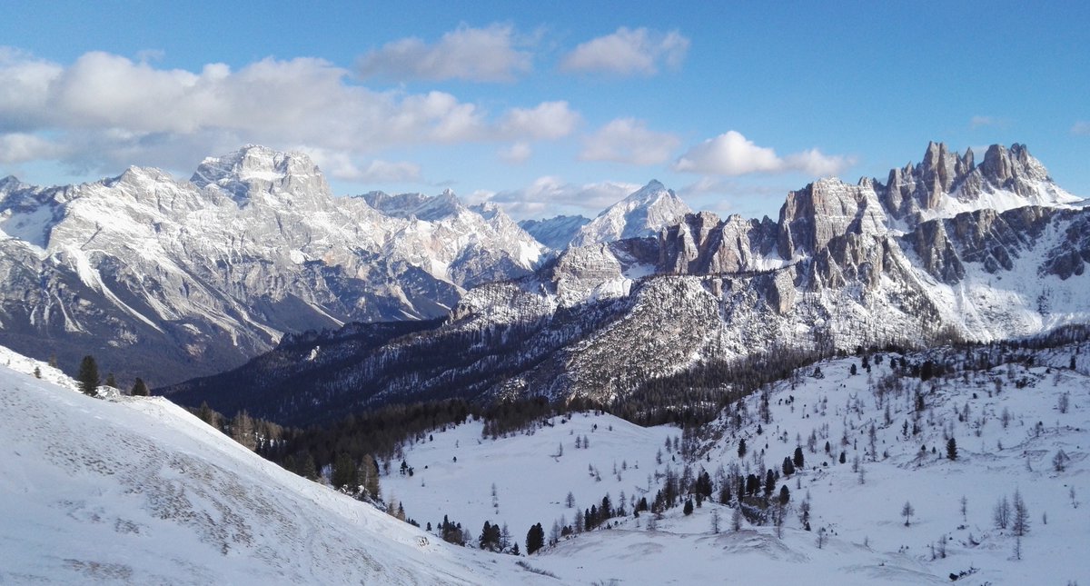 CiderGipsy's tweet photo. @colletts stunning Cinque Torri #colletts #skiing #holidays https://t.co/U7T4H4KW6e