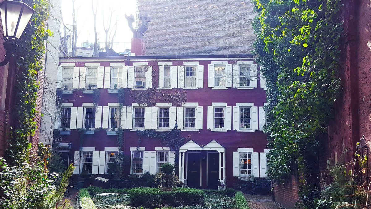Carinoo13's tweet photo. #Greenwich village #grovecourt #newyork trรจs sympa, calme et un gentil habitant qui a pris le temps @bpvny https://t.co/vyaTfm22zn