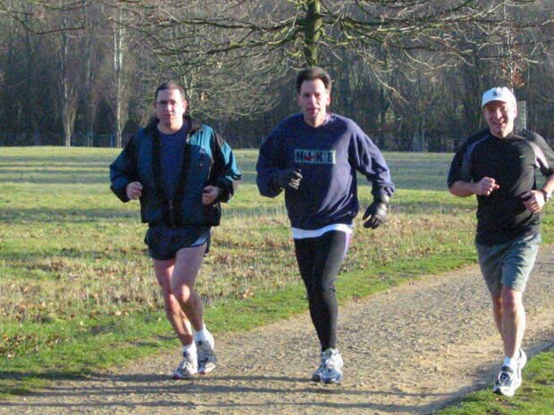 هناك من يهرول بحثاً عن الطعام
وهناك من يهرول ليحرق الطعام !