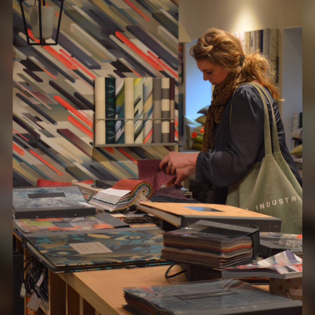 ME tijdens dag vol inspiratie &amp; inkopen met het team. #ontwerpbureau #woonwinkel #fabric #wallpaper #lifestyle