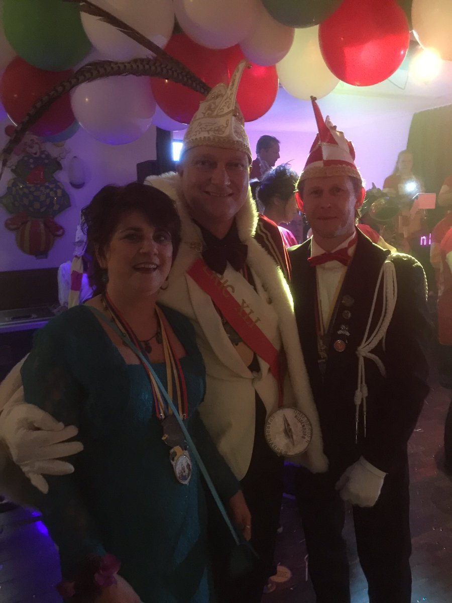 Nu abdicatie van de hofhouding van de <a href="/SparrenarrenCS/">CS de Sparrenarren</a>. Het was weer een leuk carnavalsfeest. Dank jullie wel.