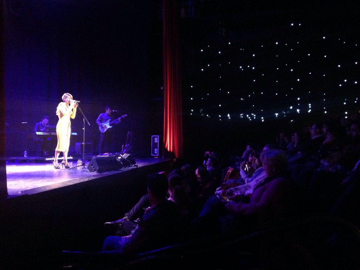 16escalones's tweet photo. Llenazo en la presentación de #Capricho @laflakaoficial. Gracias a todos los que nos acompañáis https://t.co/0Z3CW299vb
