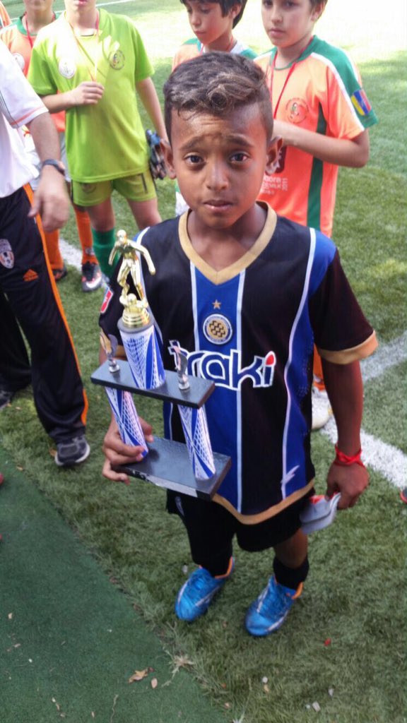 MinerosGuayana's tweet photo. ¡Kevin "Tuti" Andrades fue nombrado el MVP de la final! 💪🏼🔝 #Sub11 #CopaGredos2016 🏆 #VamosMineros ⚫️🔵⚽️ https://t.co/j6feIbXAce