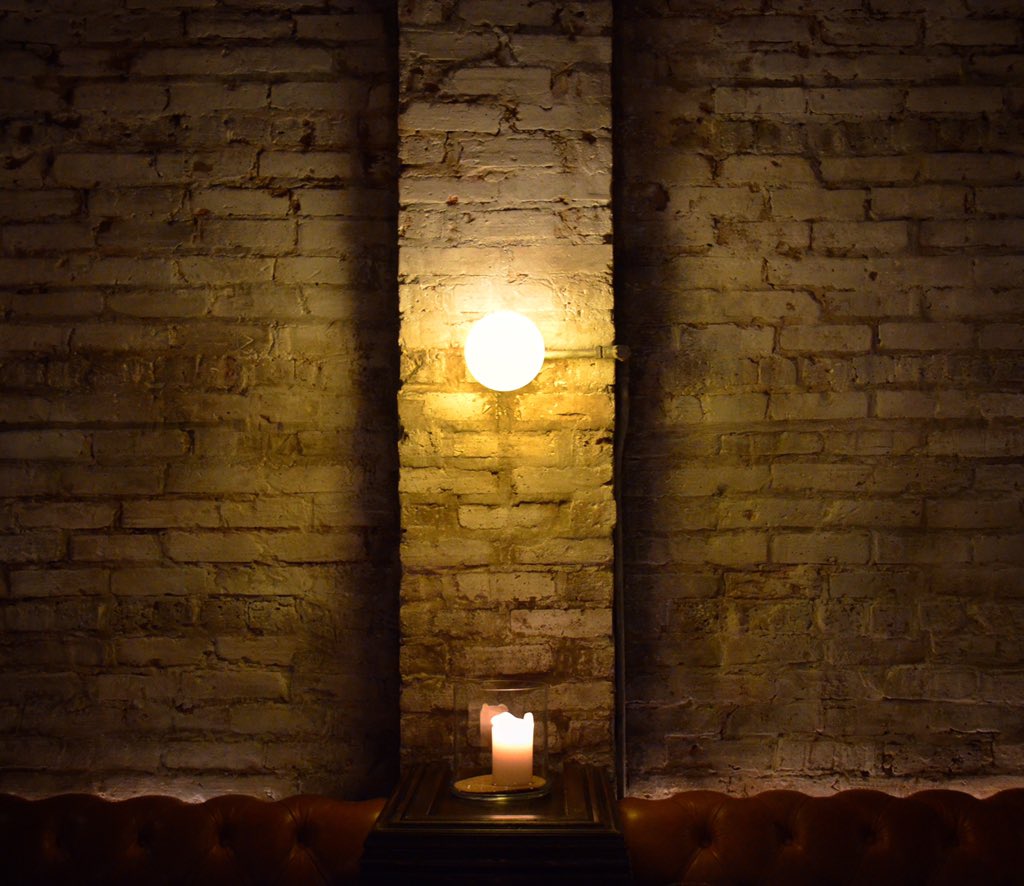 MaudesChicago's tweet photo. Come bask in our gentle glow. #maudesays #beeasy #maudesliquorbar https://t.co/YQCWrCq2RK