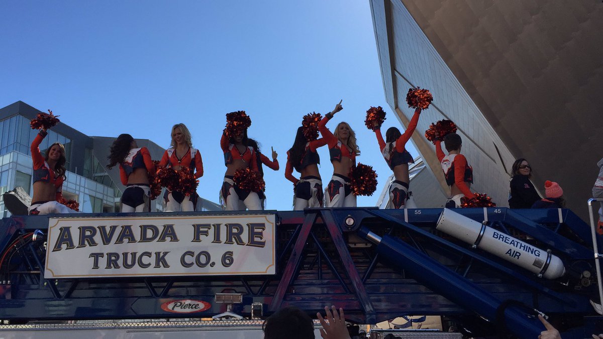 admanaswege's tweet photo. Congrats #DenverBroncos !#SuperBowlChamps #BroncosParade @BarbJoyAswege Bday @Millerlite40 @johnelway @DeMarcusWare https://t.co/xO1NM50kW7