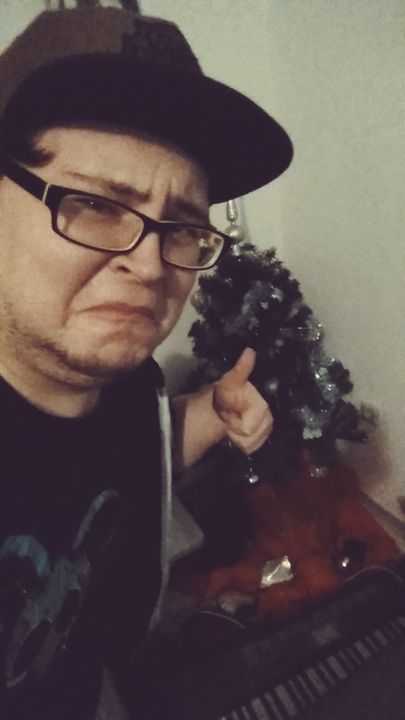 H0llyLP's tweet photo. Ich weine gleich. Es hat hier wieder geschneit. Naja, dann kann ich den Tannenbaum weiterhin stehen lassen. https://t.co/f9EK5UvASG