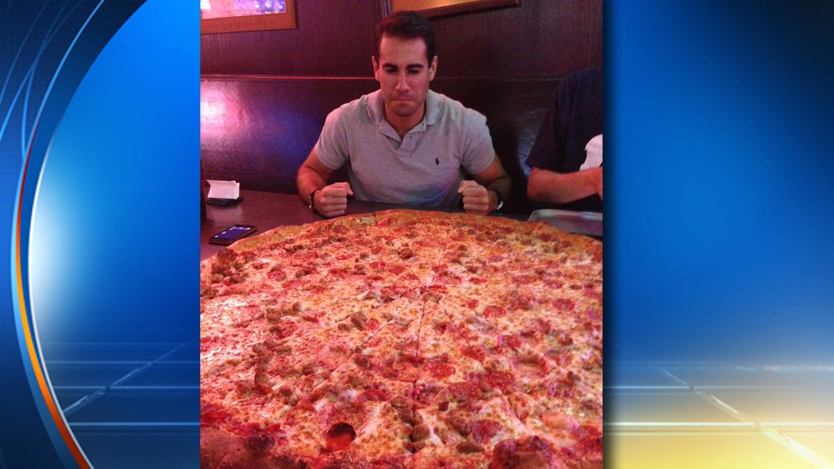 In honor of #NationalPizzaDay, @VictorLocal10 dreams of the 37" pie at #BigLou's in San Antonio during NBA Finals https://t.co/NpLglStPOt