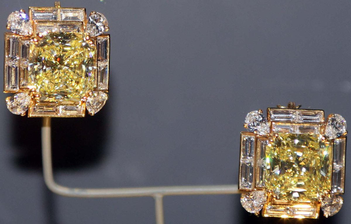 GemCoach's tweet photo. Only about one out of every 10,000 diamonds has any natural coloration at all. #DiamondFacts https://t.co/fAFsvDlVnR