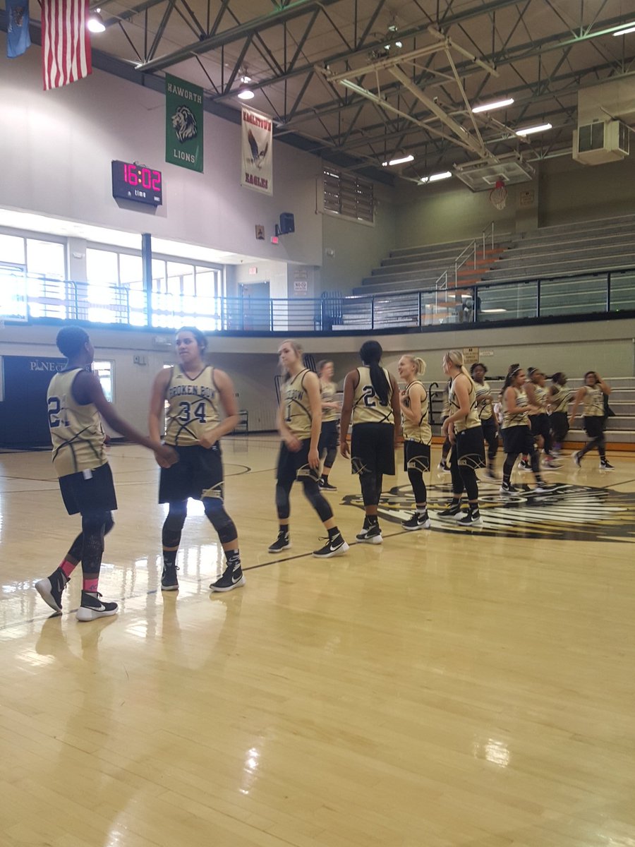 Lemon_Slabaugh's tweet image. Getting ready for the JV game versus Hugo #WeRNotScared