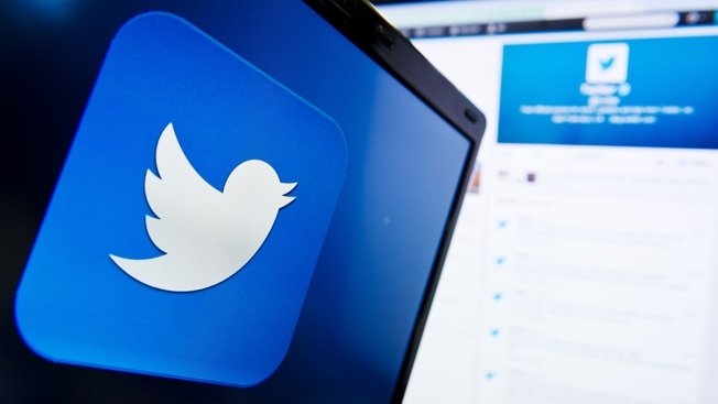Adweek's tweet photo. Twitter launches 'First View,' a 24-hour takeover option for marketers: https://t.co/jjTjqIVhkN https://t.co/cJbXc611DI