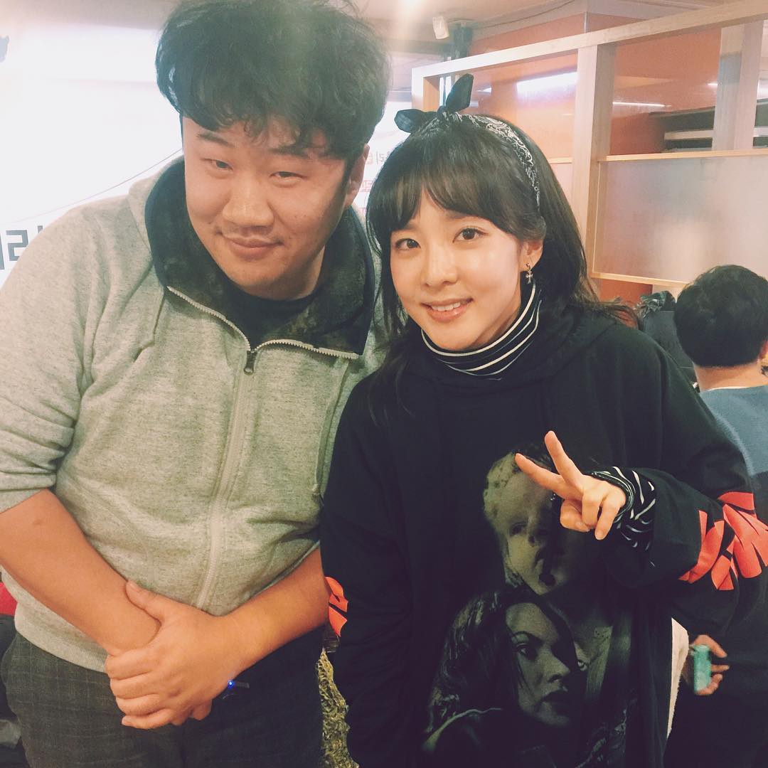 krungybr's tweet photo. [PIC] Dara na festa de final de gravações do filme ECHO. https://t.co/9CGz3DmNqi