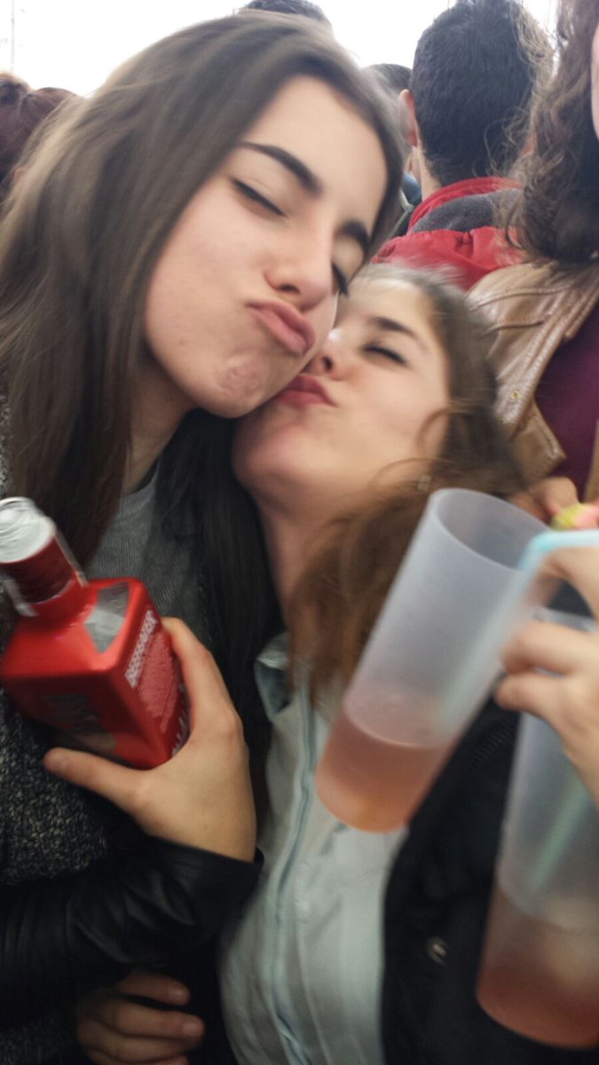 MaalenaGS's tweet photo. Vamos mejorando las fotos no?  #creoqueteamo #compidefiestas #patatera 🎉👏💏👯🍻🍸 https://t.co/Nery1INdEk
