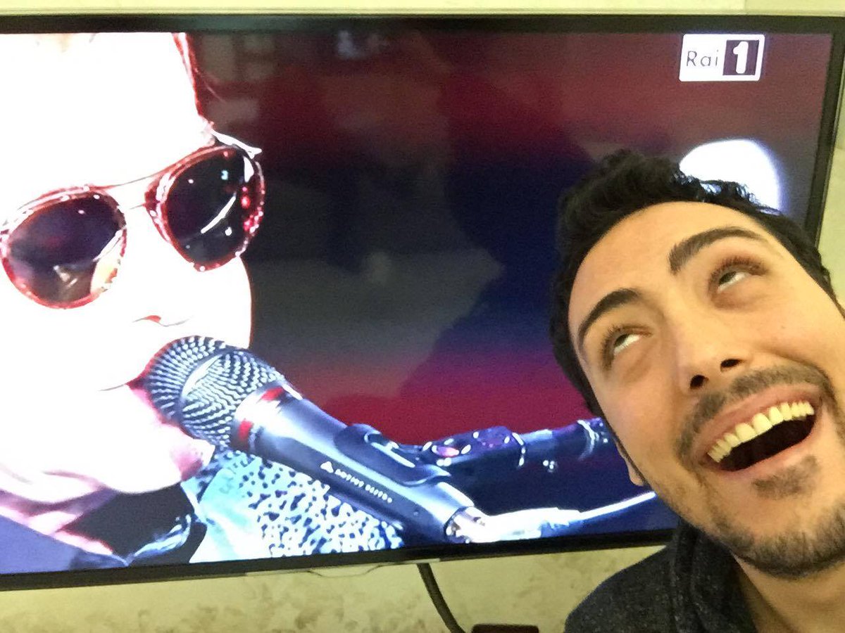 _the_jackal's tweet photo. Sul palco Elton John ed è subito gay ingenui!!! #Sanremo2016 https://t.co/yOPxEA2veG