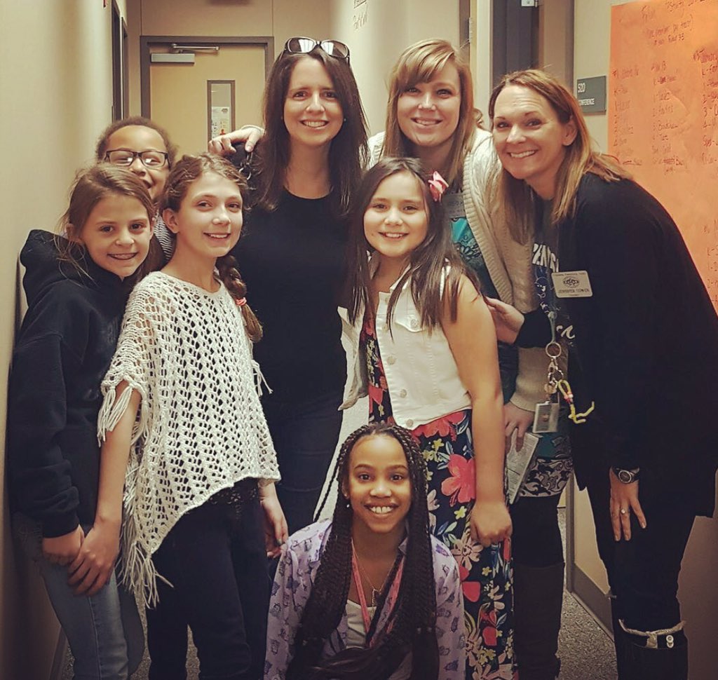 FSESFriendship's tweet photo. Campus visitor! We miss you Mrs. Lopez!! 😁🎨 #wegotofun https://t.co/uOYpybMN4u