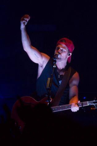 FM1061's tweet image. .@KipMooreMusic impersonates lead singer of an 80's band...and there's a video: bit.ly/1KasyBp #hesgood 🎤💃🏻