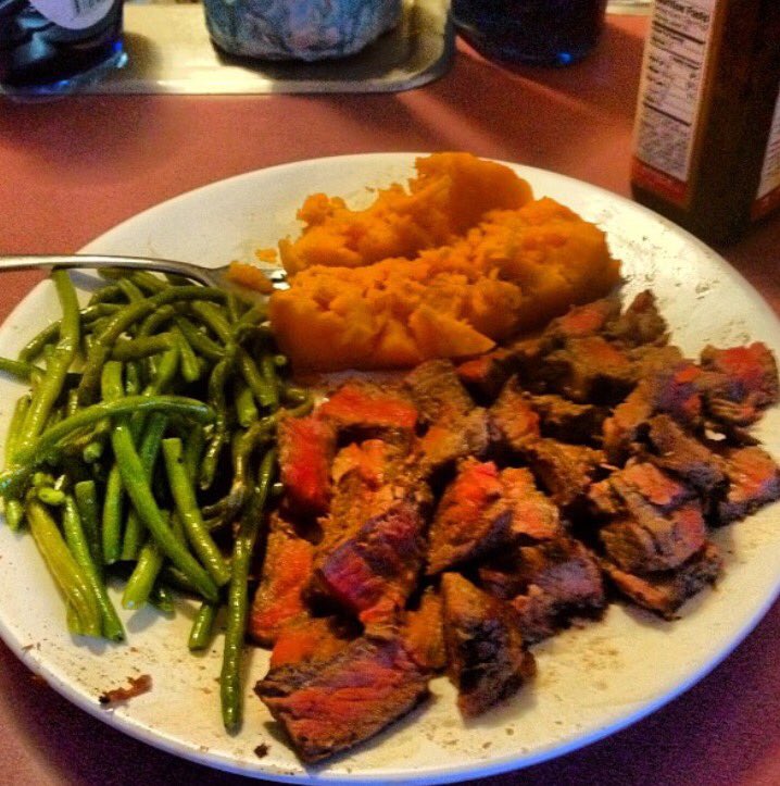 CollegeEat's tweet photo. How do we feel about this homecooked meal!? Post your pics to win $25! Tag us! #duefri #collegefood #yum #gainz https://t.co/NyrI171xKQ